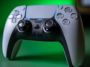 Une manette DualSense est inséparable d'une console PS5.