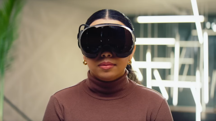 Femme qui porte un casque Steam Frame