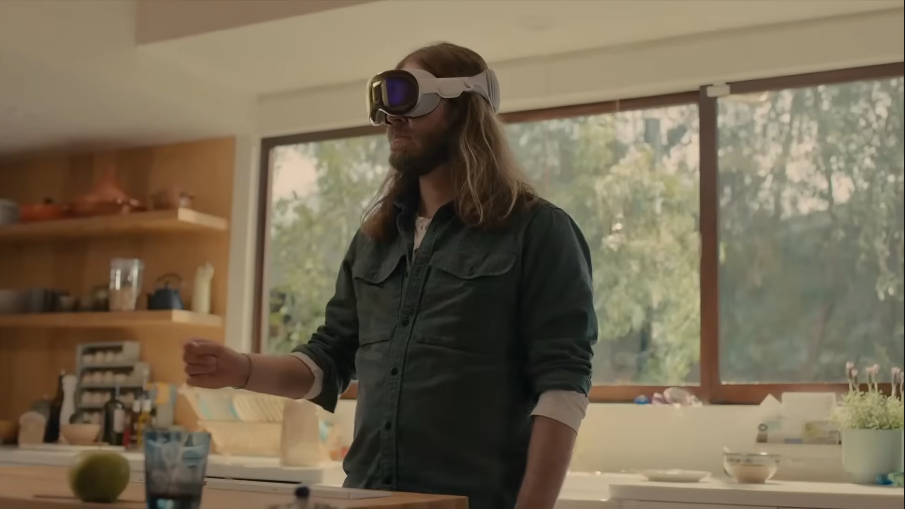 homme qui porte un casque Vision Pro Apple