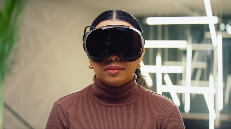 Femme qui porte un casque Steam Frame