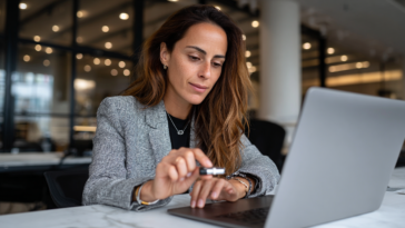 La YubiKey, c’est ce petit appareil qui renforce la sécurité de vos comptes en ligne. C’est comme un verrou physique qui empêche les hackers d’accéder à vos informations