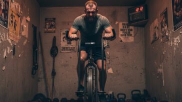 Homme sur son vélo d'intérieur
