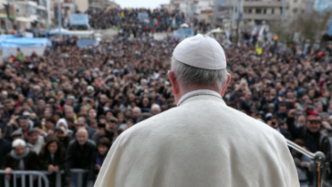 Le pape met en garde contre les petites amies IA