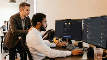 Deux collégues travaillant sur un bot Discord