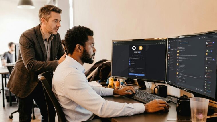 Deux collégues travaillant sur un bot Discord