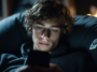 Un jeune adolescent face au risque d'addiction au chatbot IA