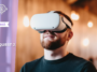 Un homme qui porte un casque VR Meta Quest 2