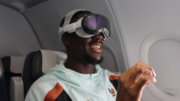 Ibrahima Konaté s'affiche avec un Apple Vision Pro chez les Bleus