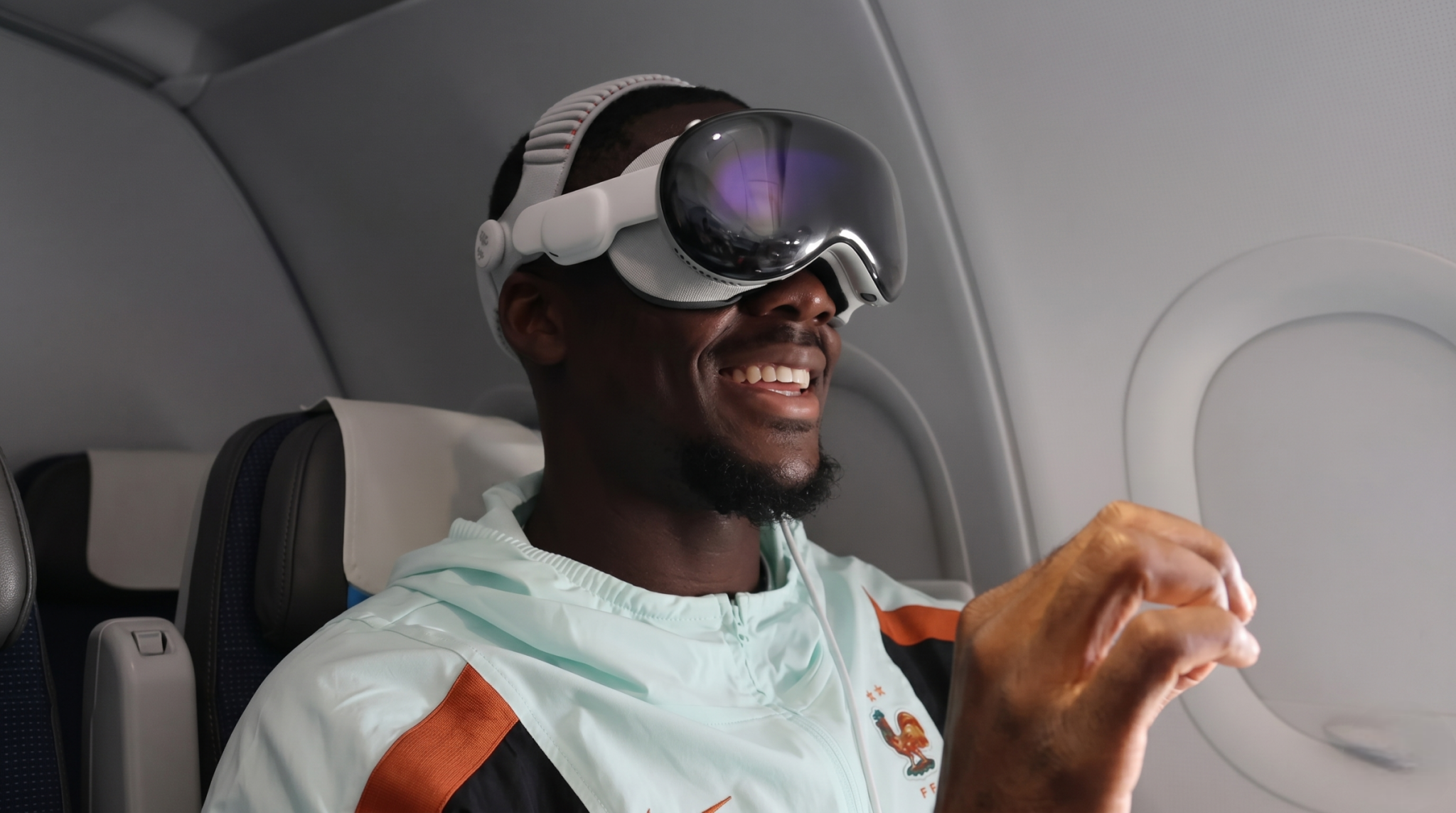 Ibrahima Konaté s'affiche avec un Apple Vision Pro chez les Bleus