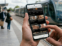 Main tenant un smartphone avec le site Pornhub ouvert montrant des recommandations de vidéos en France.