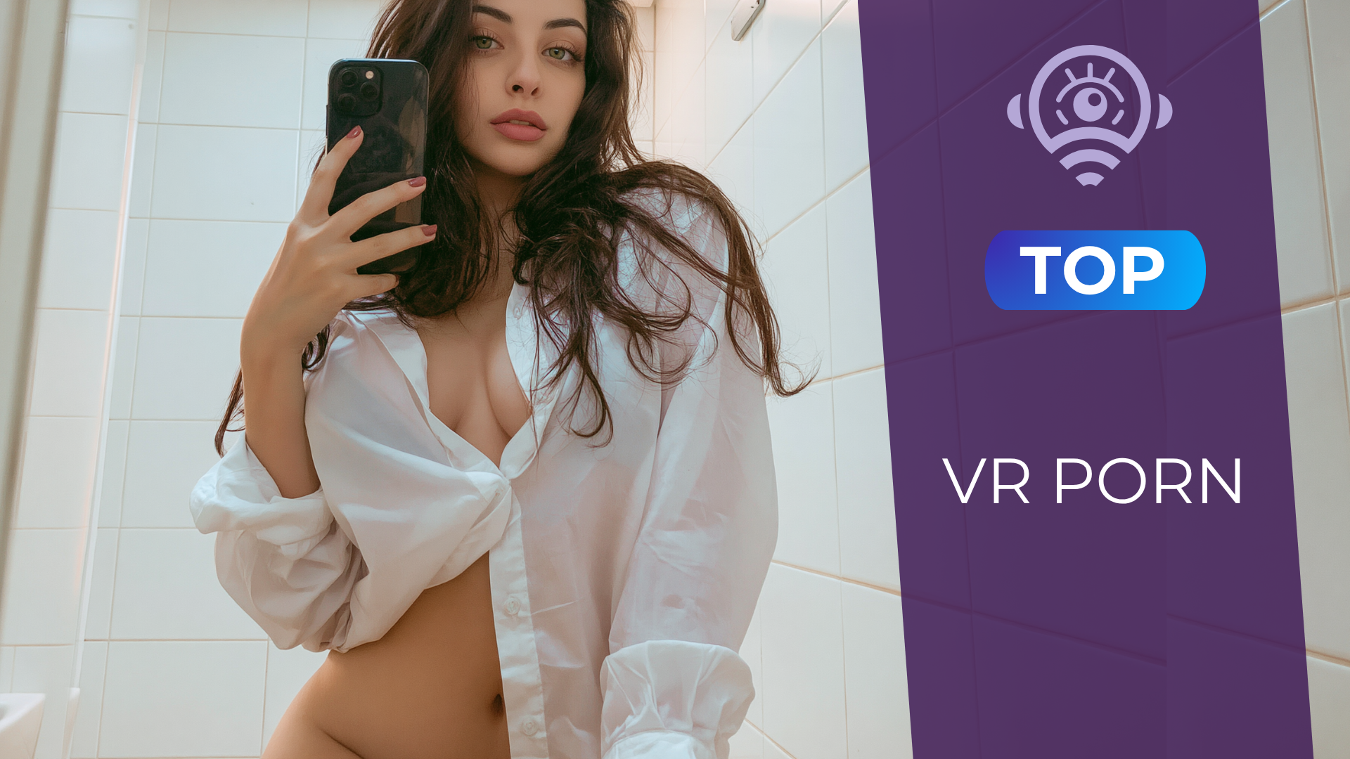 Jeune femme brune aux longs cheveux ondulés prenant un selfie devant un miroir, vêtue d'une chemise blanche entrouverte et regardant l'objectif avec une expression assurée.