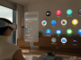 personne qui utilise un casque Apple Vision Pro