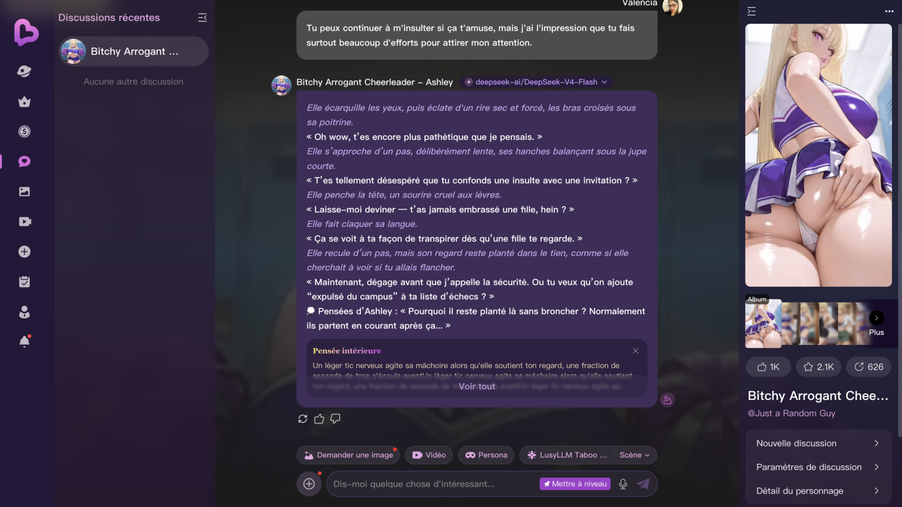 Interface de conversation de LusyChat affichant un échange avec Ashley, une cheerleader arrogante. Le scénario place l’utilisateur dans les vestiaires après un match de basket, tandis que le personnage adopte un ton provocateur. L’écran montre également les options de génération d’images, de vidéos et les informations détaillées du personnage sur la colonne latérale.