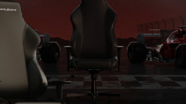 Deux chaises gaming DXRacer Drifting sur un circuit de course nocturne avec des Formule 1.