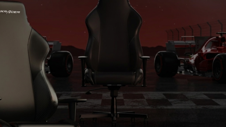 Deux chaises gaming DXRacer Drifting sur un circuit de course nocturne avec des Formule 1.