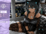 Personnage Hentai AI aux cheveux noirs allongé sur un lit devant une fenêtre avec vue nocturne sur la ville