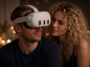 VR Porn pas cher; homme qui porte un casque Meta Quest 3 avec une femme