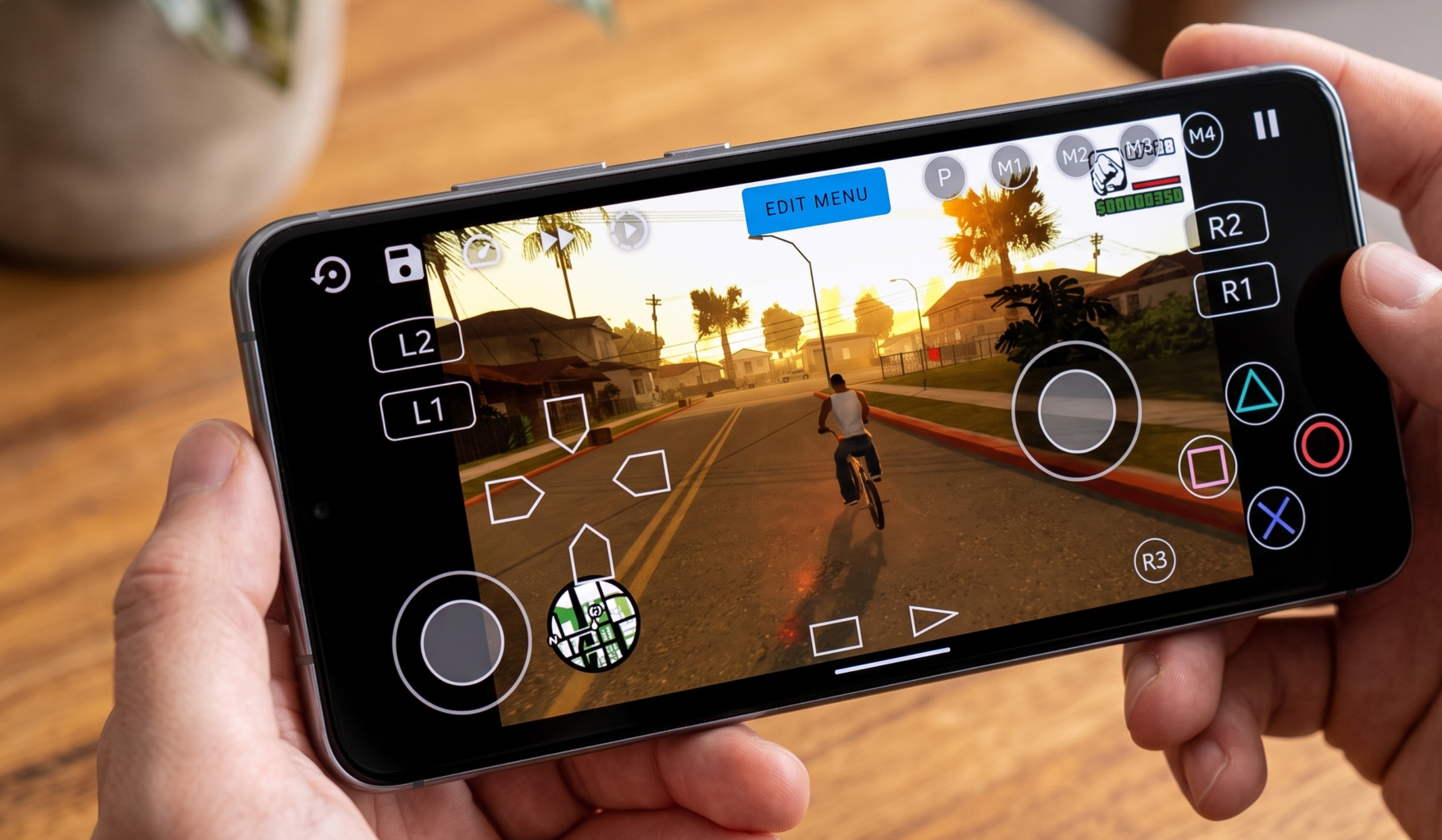 personne qui joue à un jeu sur un émulateur ps2 sur Android