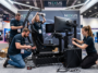 Une équipe installe un simulateur VR