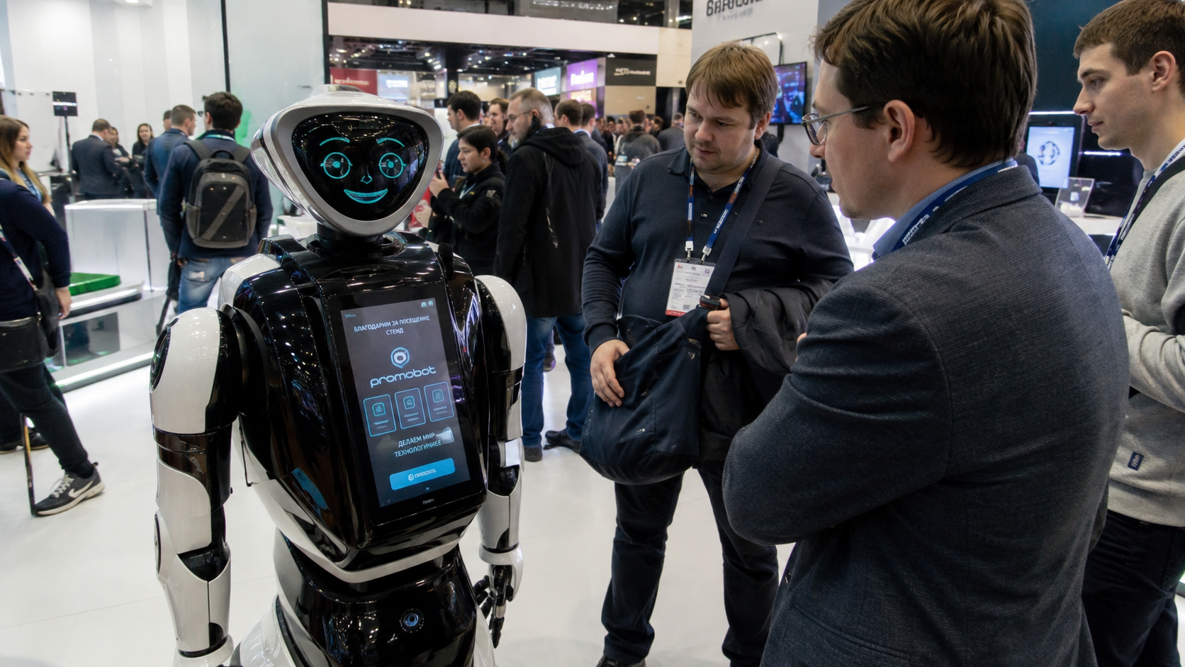 un robot Promobot V4 sur un stand d'exposition